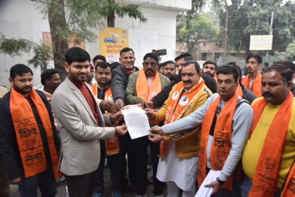 मुरादाबाद कलेक्ट्रेट में एसीएस को ज्ञापन सौंपते शिवसेना एकनाथ शिंदे गुट के पदाधिकारी।