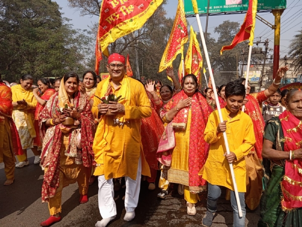 कलश यात्रा में शामिल लोग