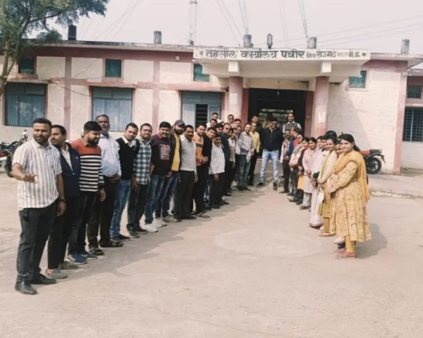 कलेक्टर के निर्णयों के खिलाफ किया प्रदर्शन,सौंपा ज्ञापन