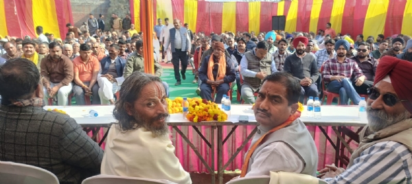 कुंदरकी विधानसभा में तीन सड़कों के भूमि पूजन कार्यक्रम में कुंदरकी विधायक ठाकुर रामवीर सिंह व अन्य।