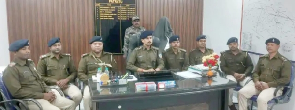 प्रेस कॉन्फ्रेंस में शामिल अधिकारी