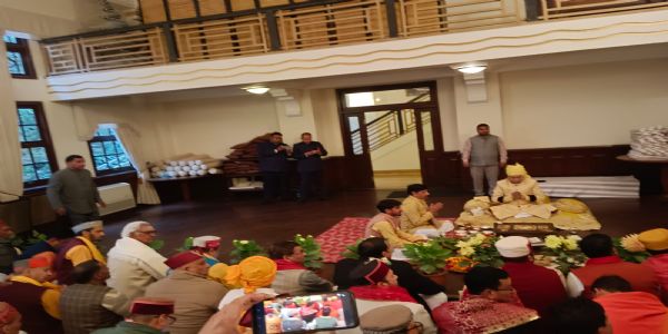 नरेंद्रनगर के राजमहल में पूजा के दौरान दृश्य – बदरीनाथ धाम के कपाट खुलने की तिथि के लिए आयोजित विशेष पूजा में श्रद्धालु और पंचायत सदस्य शामिल हैं।