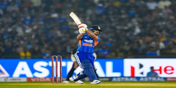 विकेट कीपर एवं बल्लेबाज ईशान किशन शॉट लगाते हुए विकेट कीपर एवं बल्लेबाज ईशान किशन शॉट लगाते हुए