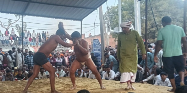 दाव पेंच दिखाते पहलवान