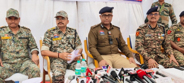 समर्पित नक्सलियों के बारे में जानकारी देते हुए  पुलिस के उच्च अधिकारी।