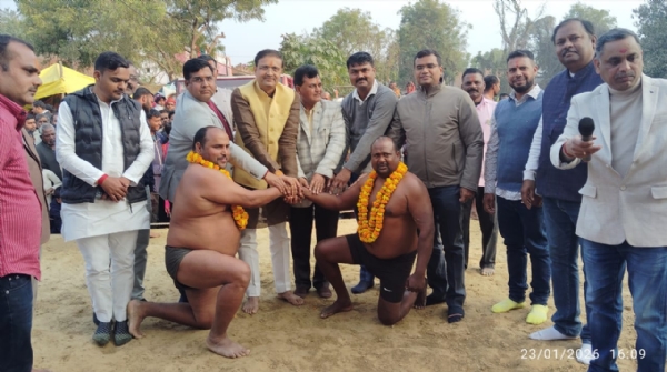 पहलवानों का हाथ मिलाकर कुश्ती का शुभारंभ करते भाजपा जिलाध्यक्ष बृजभूषण सिंह