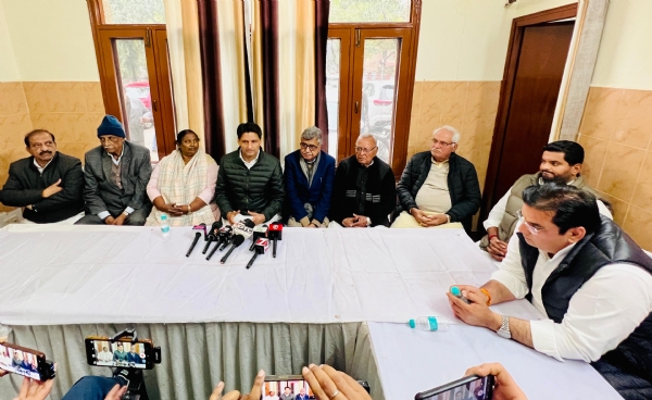 फोटो कैप्शनः 23 आरटीकेः 2 रोहतक में पत्रकारों से बातचीत करते सांसद दीेपेंद्र हुड्डा। निस ----------