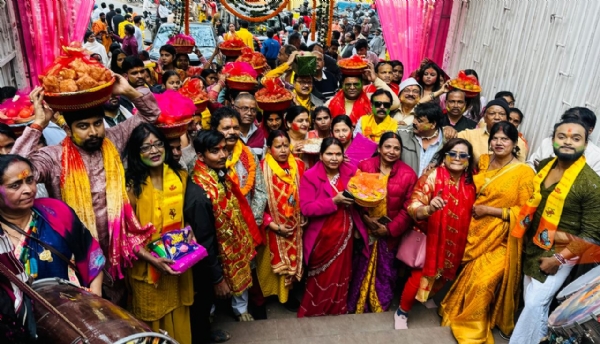 तिलक लेकर पहुंचे श्रद्धालु