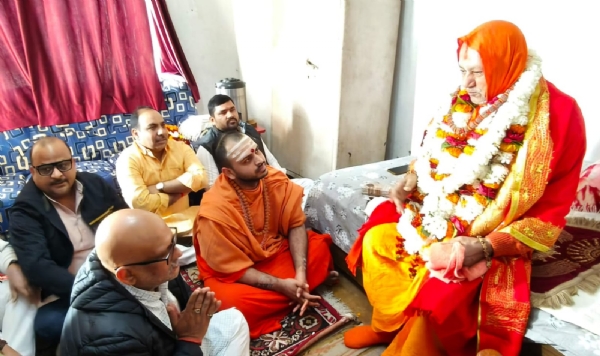 संतों से आर्शीवाद लेते अजय राय