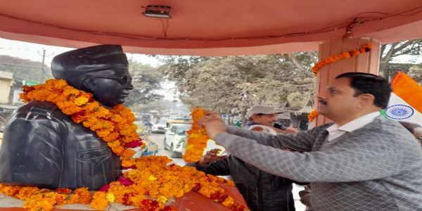 जिलाधिकारी ने नेताजी सुभाष चंद्र बोस की प्रतिमा पर माल्यार्पण कर मनाई जयंती