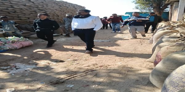 बलरामपुर : कलेक्टर और एसपी ने विभिन्न धान खरीद केन्द्रों का किया औचक निरीक्षण