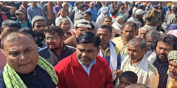 नवादा के कौआकोल में युवक की हत्या के विरोध में घण्टो सड़क जाम