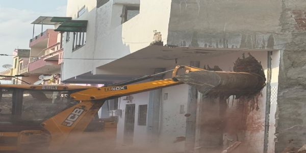 फायरिंग के आरोपी रवि मेहरा के अवैध निर्माण पर चला निगम का बुलडोजर