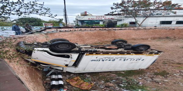 मोहनपुरा पुल से गिरी कार्गों लोडिंग टैक्सी : चालक परिचालक की बचीं जान