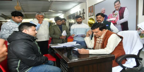 जनसुनवाई में घूस की बात सुन मंत्री ने दिखाए सख्त तेवर,दोषियों पर गिरी गाज