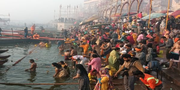 वसंत पंचमी पर्व पर वाराणसी में श्रद्धालुओं ने पतित पावनी गंगा में लगाई आस्था की डुबकी,किया दानपुण्य