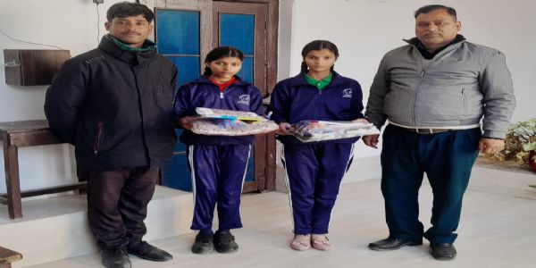 बालश्रम से दो बालिकाओं को मुक्त कराकर प्रशासन ने स्कूल में कराया नामांकन