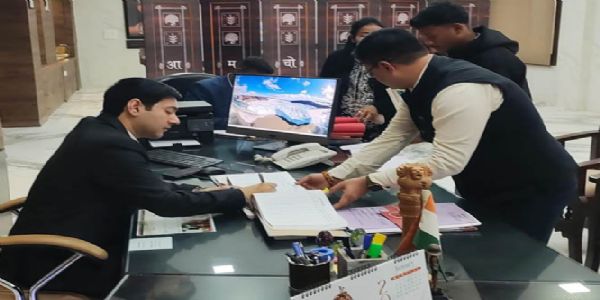 बस्तर जिले के नव पदस्थ कलेक्टर आकाश छिकारा ने किया पदभार ग्रहण