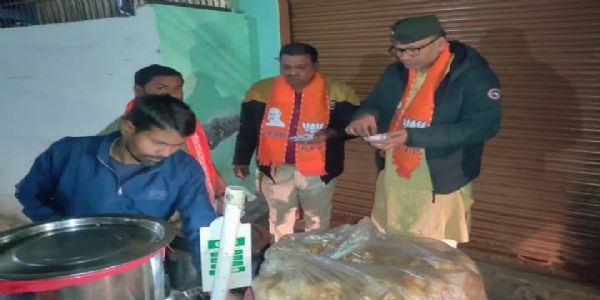 विधायक के गोलगप्पा खिलाने पर भाजपा कार्यकर्ताओं का चेहरा प्रसन्नता से भरा