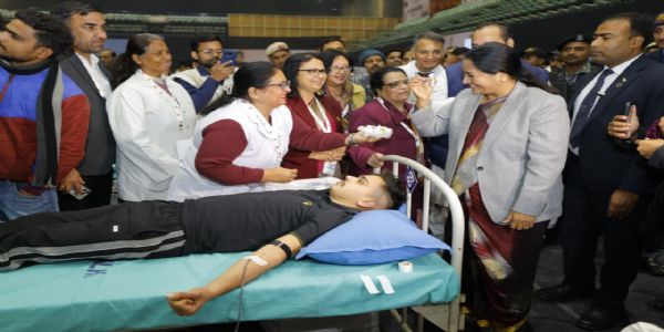 (अपडेट) नेताजी की जयंती पर आयोजित रक्तदान शिविर में मुख्यमंत्री की सहभागिता