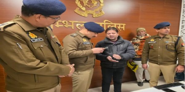 संभल पुलिस ने खाेए 509 माेबाइल फोन उनके असली मालिकों को सौंपे