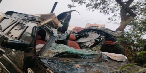 सोलापुर में अनियंत्रित कार पेड़ से टकराई, एक की मौत, 3 घायल