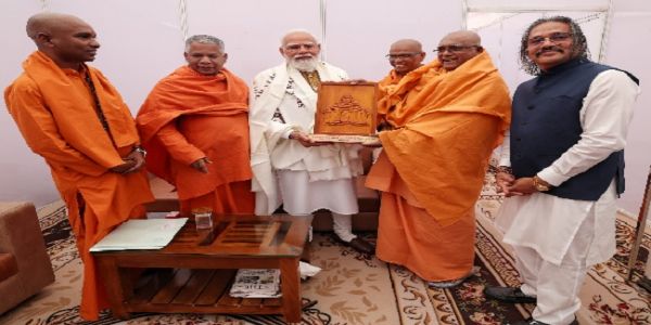प्रधानमंत्री मोदी ने श्री नारायण धर्म संघम ट्रस्ट के संताें से की मुलाकात