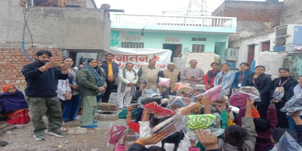 सनातन फाऊंडेशन जयपुर ने माधव संस्कार केन्द्र पर गर्म टोपी और स्वेटर का किया वितरण