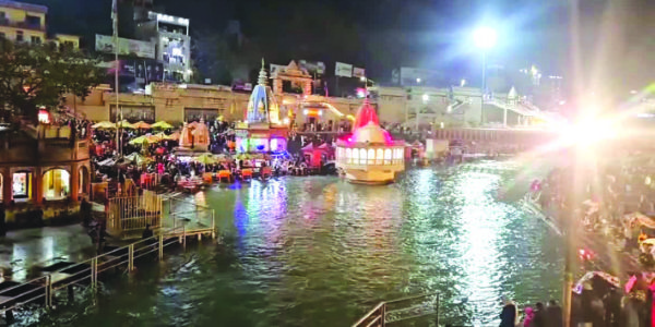 वसंत पंचमी : स्नान के लिए गंगा घाटों पर उमड़ा श्रद्धा का सैलाब