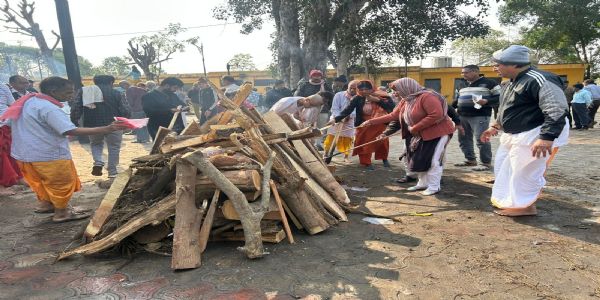 बेटियों ने निभाया पुत्र धर्म, पिता की अर्थी को दिया कंधा, नम आंखों से दी मुखाग्नि