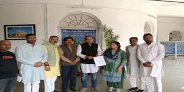 भोपाल में गोमांस मामले पर युवा कांग्रेस का प्रदर्शन, मेयर मालती राय के बोर्ड पर गोमूत्र छिड़का, बर्खास्तगी की मांग