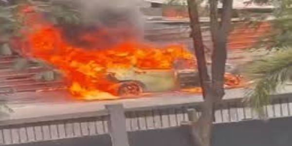 इंदौर में कार में आग, 3 बच्चों सहित 5 लोगों ने कूदकर बचाई जान