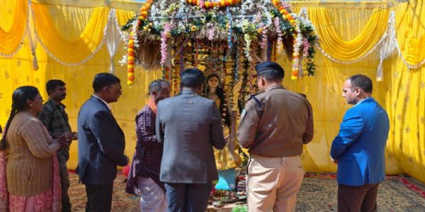 सुभाषचंद्र बोस आवासीय विद्यालय में नेताजी को डीसी और एसपी ने किया नमन