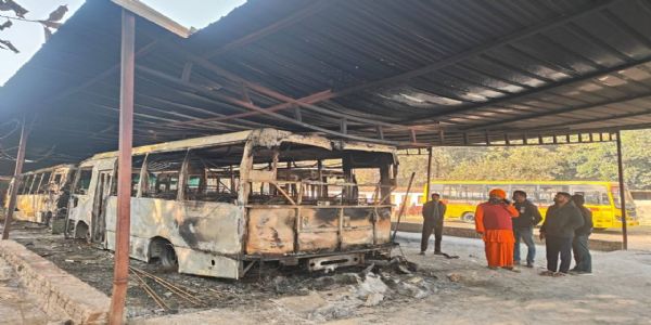 अपराधियों ने फूंका गुरूकुल, तीन बस और टाटा मैजिक जलकर राख