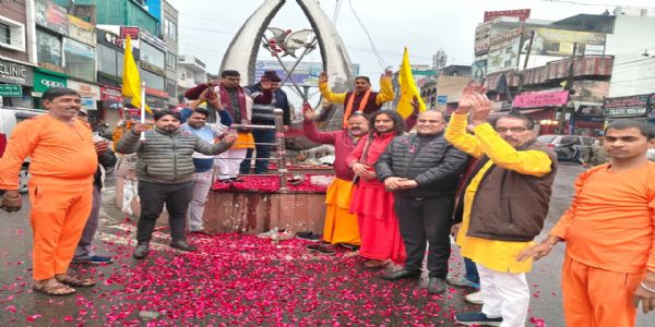 राम मंदिर प्राण प्रतिष्ठा की वर्षगांठ पर श्री अखंड परशुराम अखाड़े ने बांटी राम मिठाई