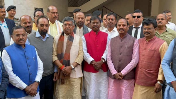 पदभार ग्रहण करने के बाद आदित्य साहू सहित अन्य