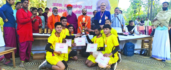 विजेता टीम को पुरस्कत करते हुए