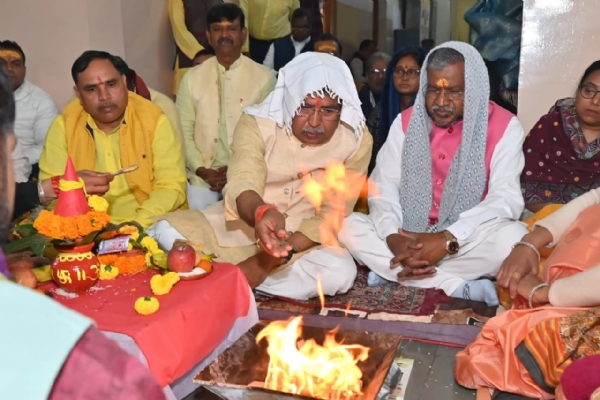 हवन करते भाजपा के प्रदेश अध्यक्ष आदित्य साहू