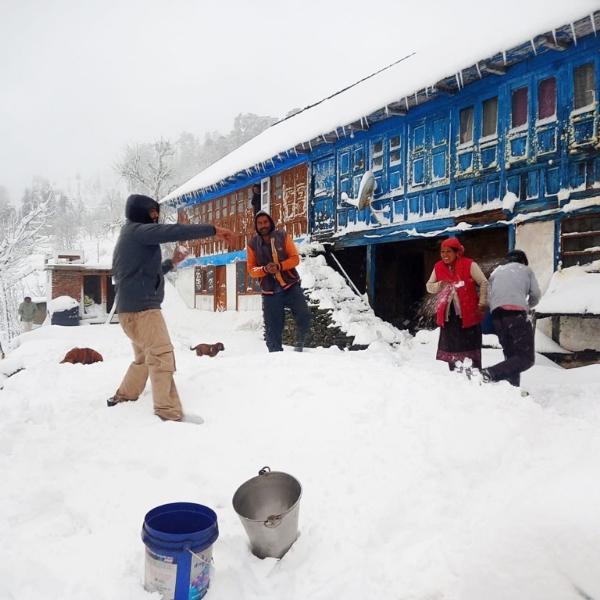 बर्फबारी से बंद रोड़ को बहाल करने में जुटी मशीनरी, बर्फबारी का आनंद लेते लोग।
