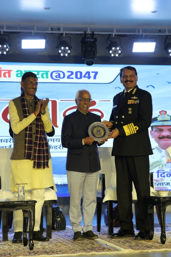 नौसेना प्रमुख और रक्षा राज्य मंत्री