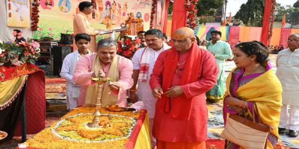 एक परिवार बनेगा हिन्दू समाज, तभी राष्ट्र होगा समर्थ : दत्तात्रेय होसबोले एक परिवार बनेगा हिन्दू समाज, तभी राष्ट्र होगा समर्थ : दत्तात्रेय होसबोले