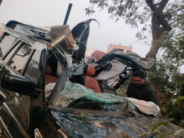 फोटो: सोलापुर में दुर्घटनाग्रस्त कार