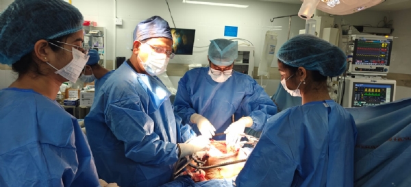 एम्स के डॉक्टर सर्जरी करते हुए