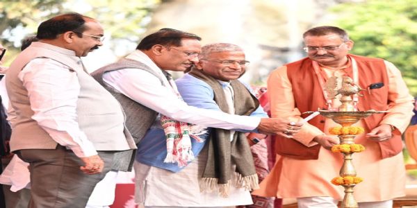 रायपुर साहित्य उत्सव 2026 उद्घाटन समारोह में राज्यसभा के उप सभापति हरिवंश दीप प्रज्जवलित करते हुए रायपुर साहित्य उत्सव 2026 उद्घाटन समारोह में राज्यसभा के उप सभापति हरिवंश दीप प्रज्जवलित करते हुए