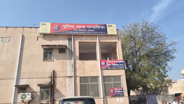 चित्तौड़गढ़ जिले के मंडफिया थाने में दर्ज प्रकरण के मामले में कोर्ट के आदेश पर बानसेन सरपंच के खिलाफ प्रकरण दर्ज किया है।