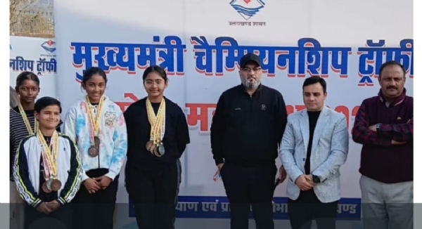 पदक विजेता छात्र-छात्राएं