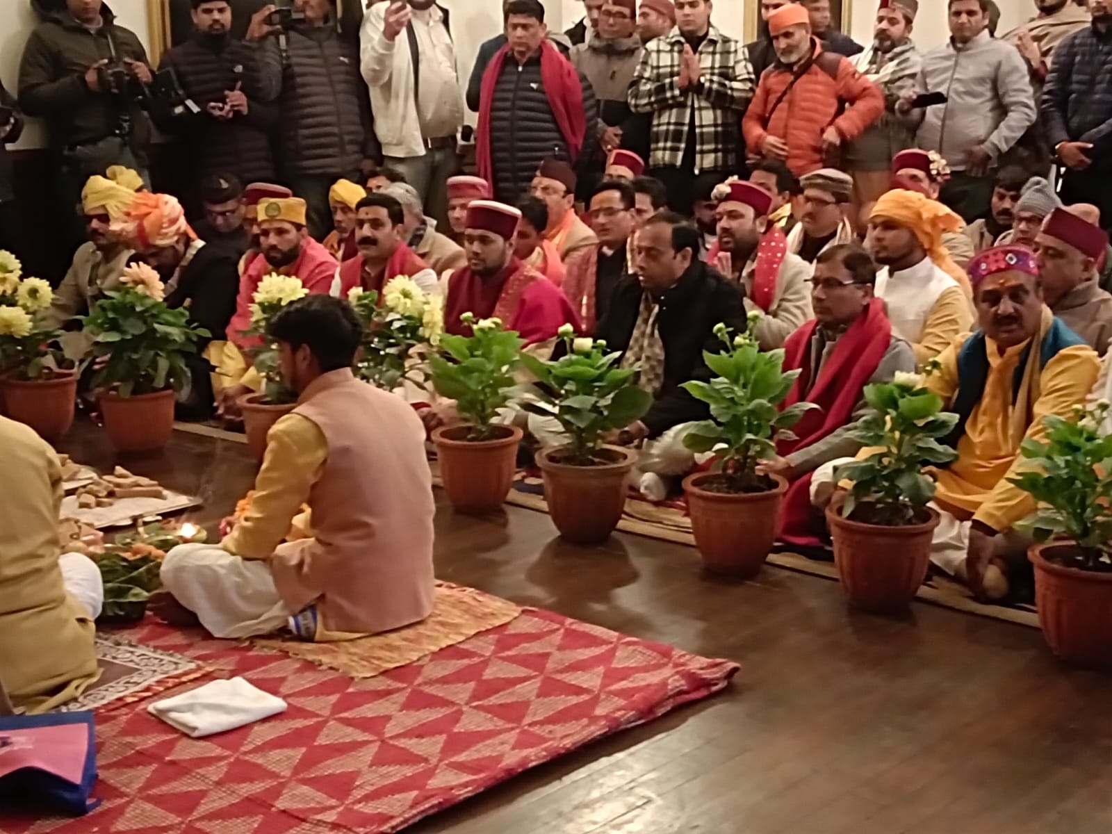 नरेंद्रनगर के राजमहल में पूजा के दौरान दृश्य – बदरीनाथ धाम के कपाट खुलने की तिथि के लिए आयोजित विशेष पूजा में शामिल लोग।