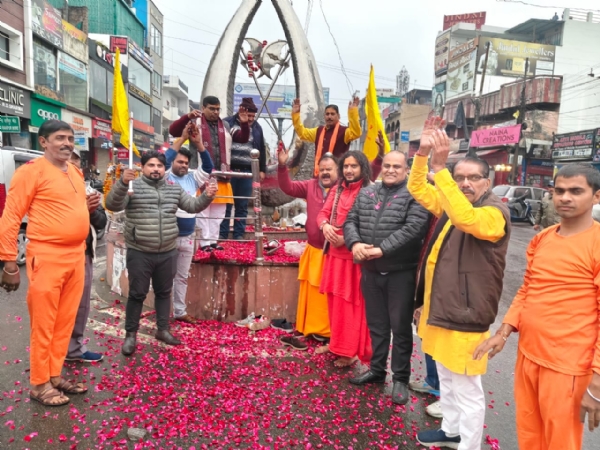 मिठाई बांटते अखंड परशुराम अखाड़ा के कार्यकर्ता