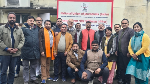 नेशनल यूनियन ऑफ जर्नलिस्ट्स (इंडिया) के 54वें स्थापना दिवस पर 7 जंतर-मंतर रोड नई दिल्ली पर समारोह के दौरान सभी सदस्य