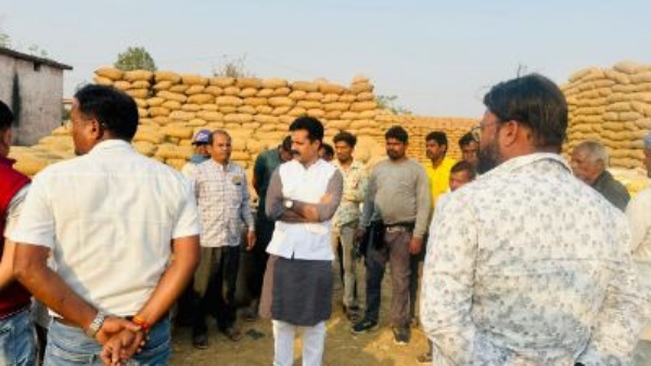 जांजगीर-चांपा: भाजपा किसान मोर्चा के प्रदेश प्रवक्ता इंजीनियर रवि पाण्डेय ने धान खरीदी केंद्र पेण्ड्री का किया निरीक्षण, किसानों को दिया आश्वासन